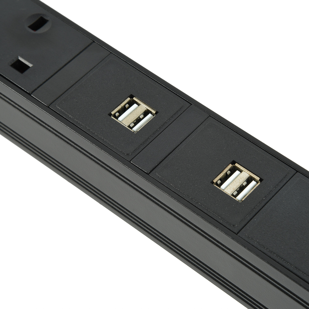 3 ウェイ UK ソケットと統合 USB 充電ポートを備えた 1U ラック PDU