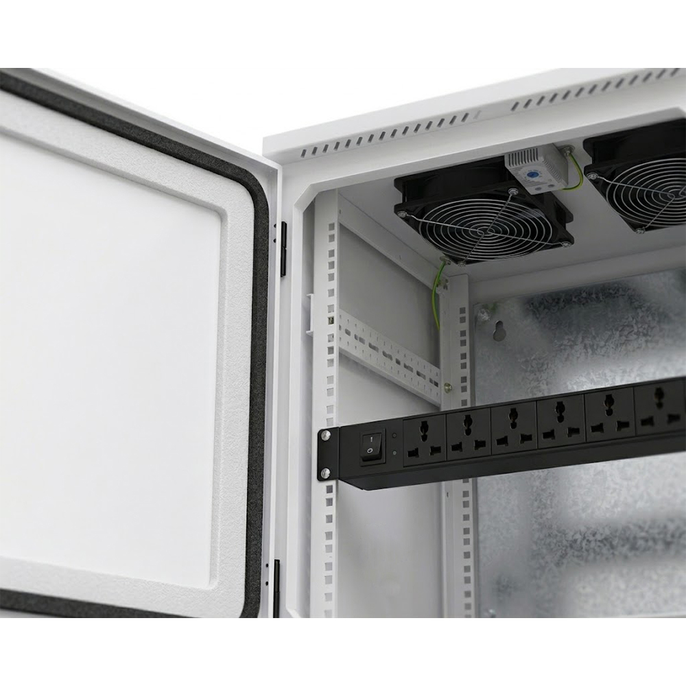 IP55 屋外電気通信エンクロージャ キャビネット ポールに取り付けられた 11U 600x780mm 傾斜屋根付き